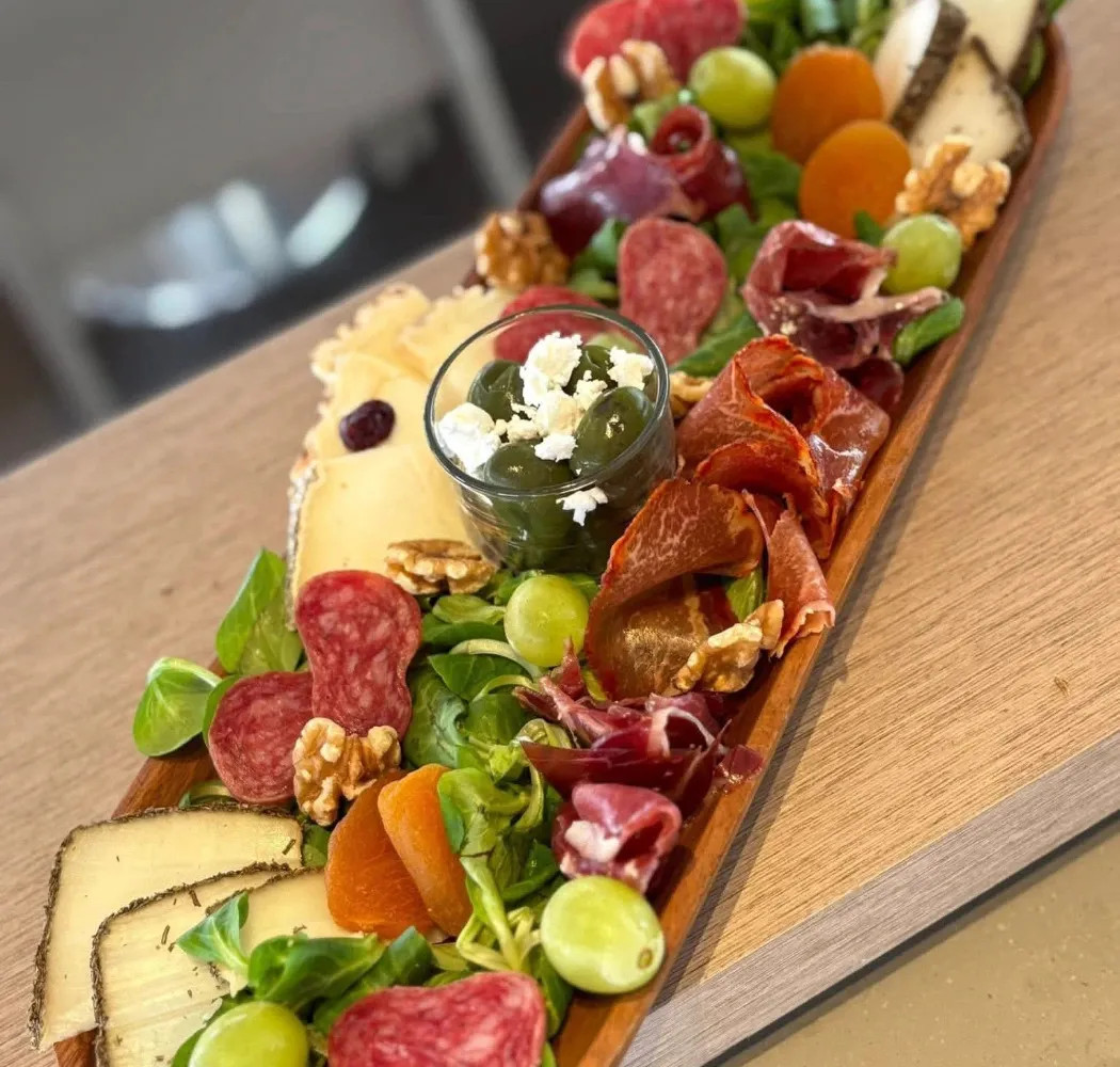 Image alt description