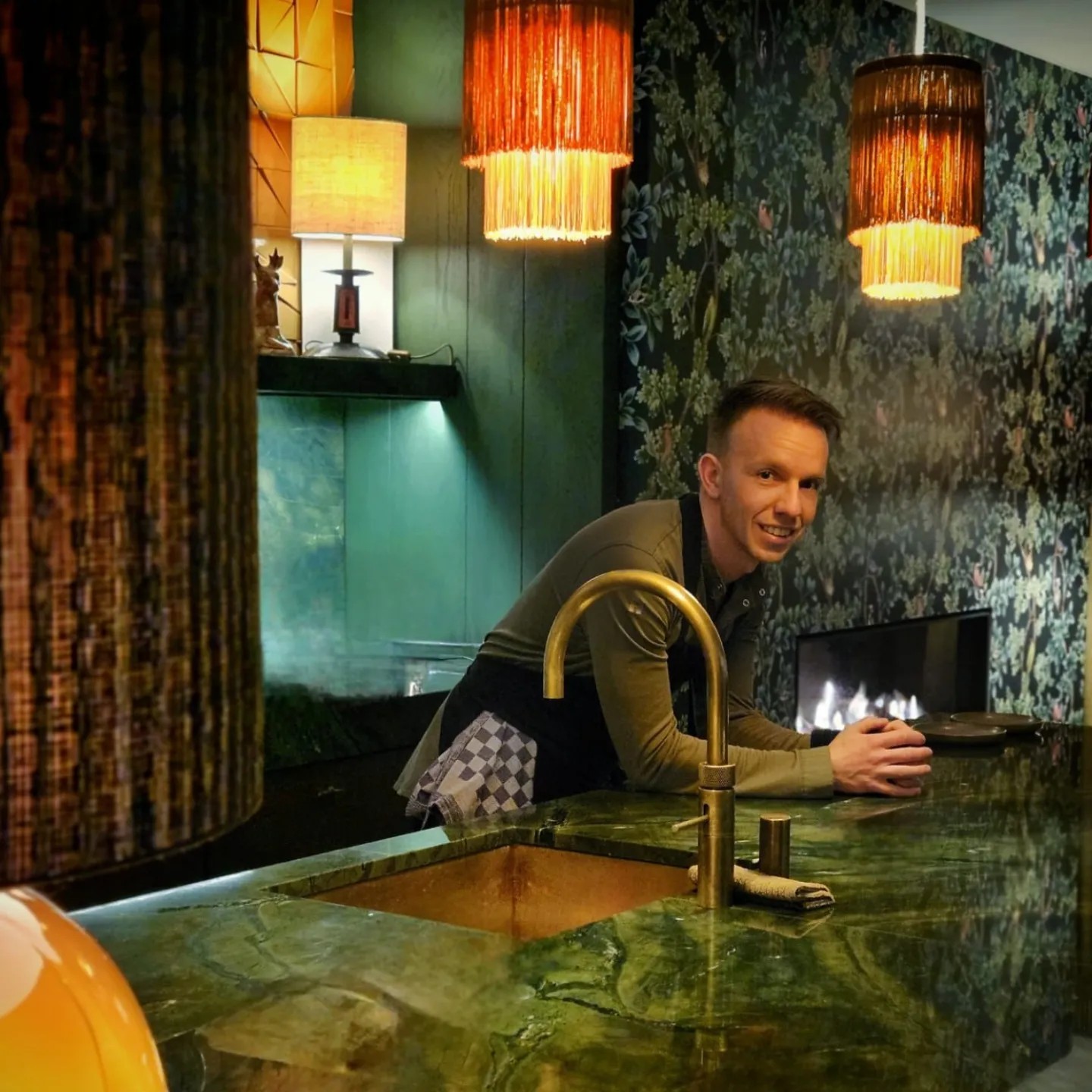 Image alt description