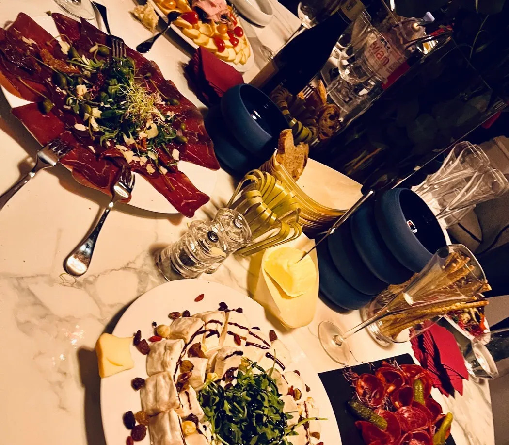 Image alt description