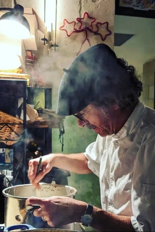 Image alt description