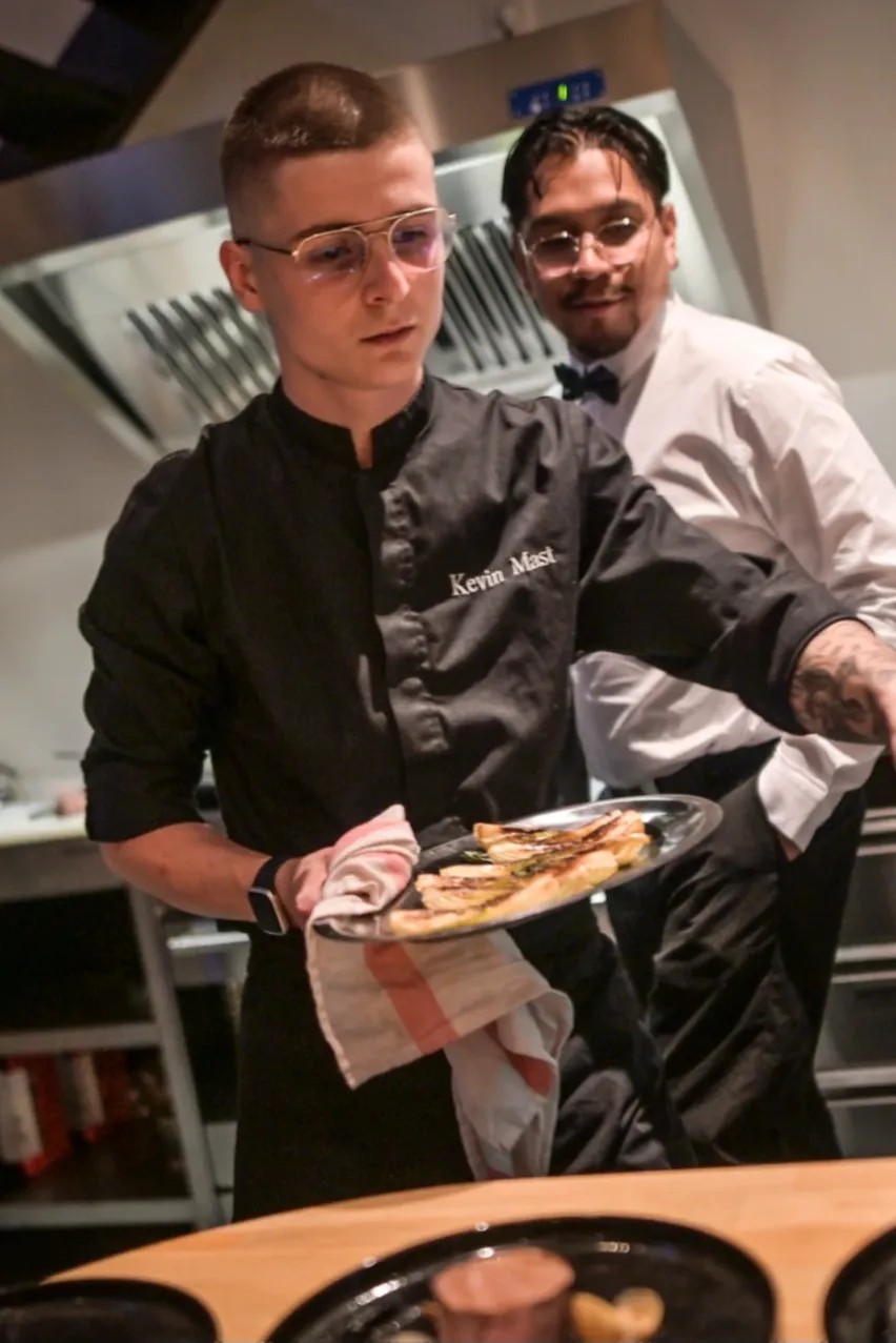 Image alt description