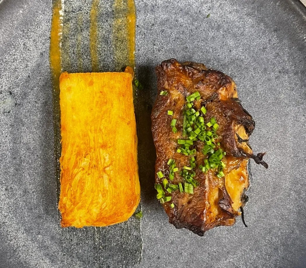 Image alt description