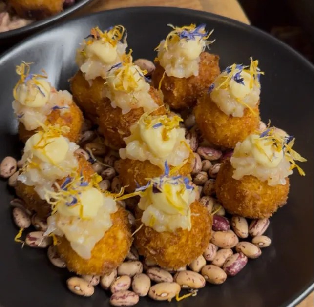 Image alt description