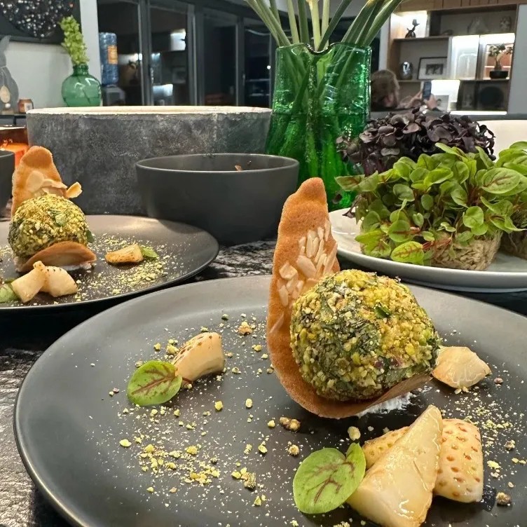 Image alt description