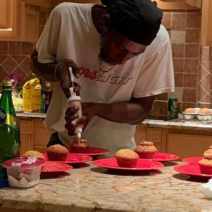 Image alt description