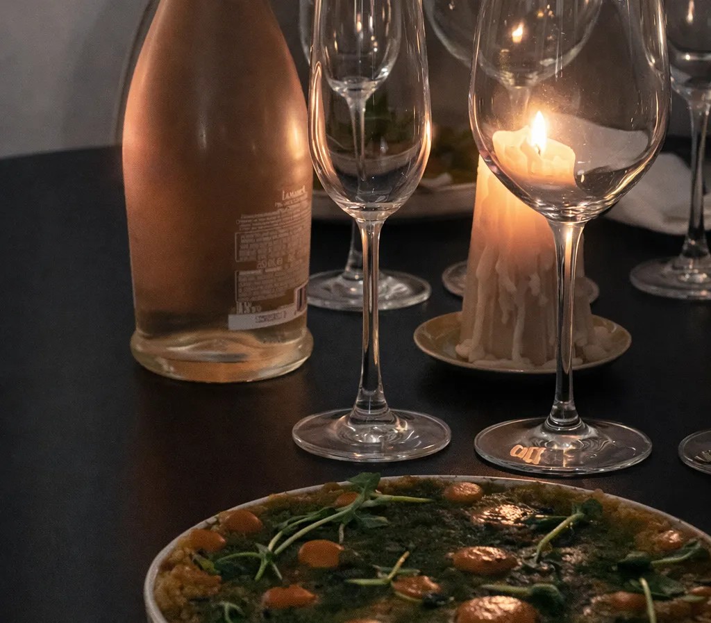 Image alt description