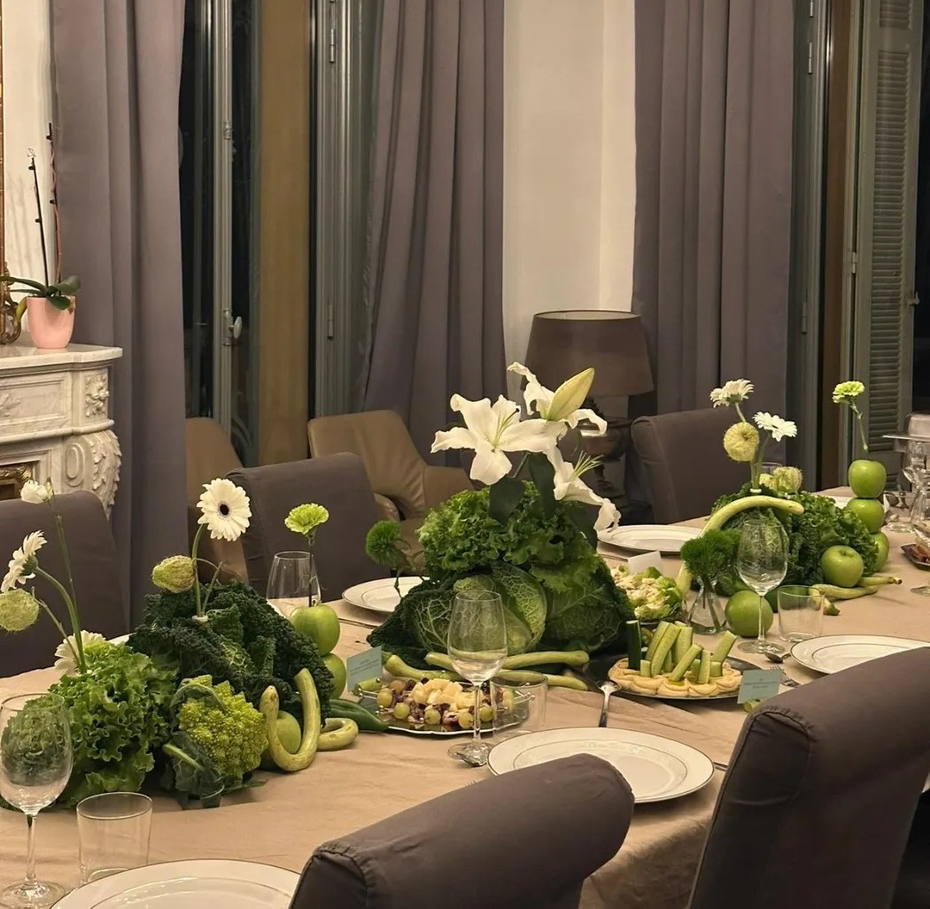 Image alt description