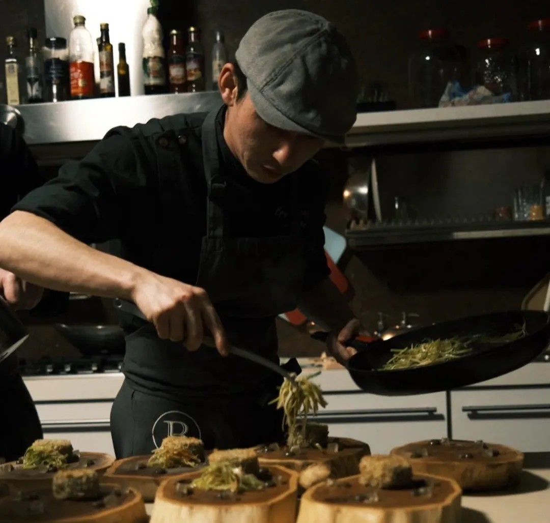 Image alt description