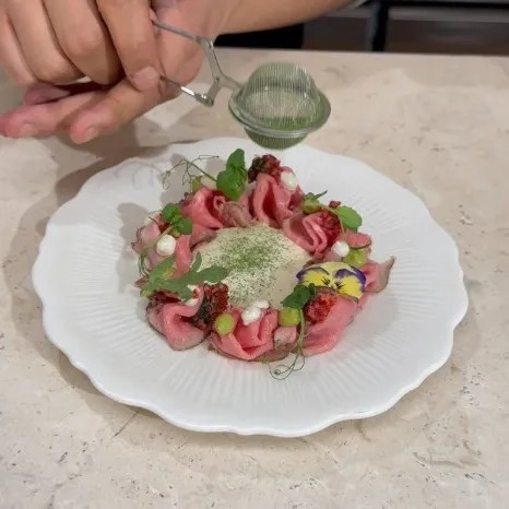 Image alt description