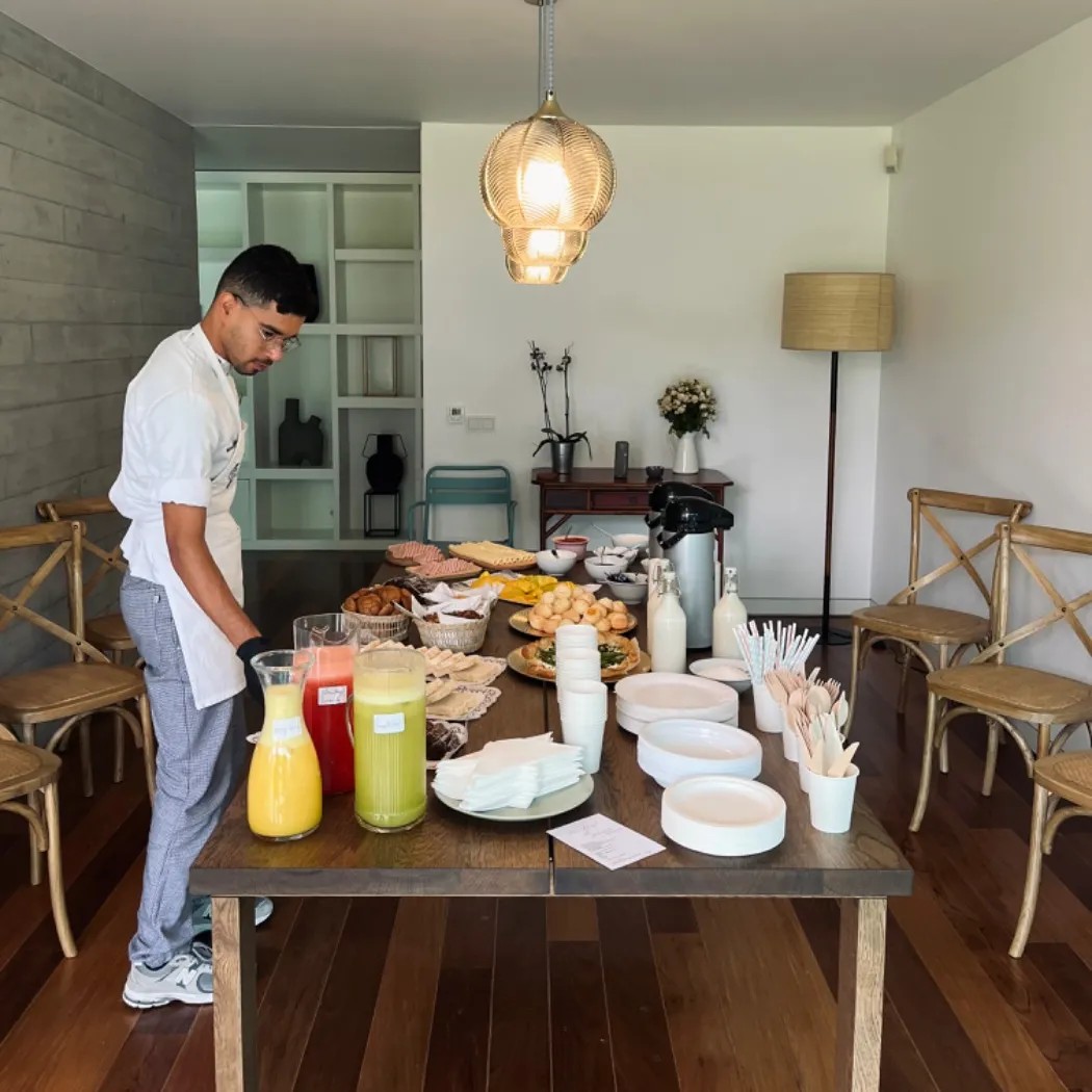 Image alt description