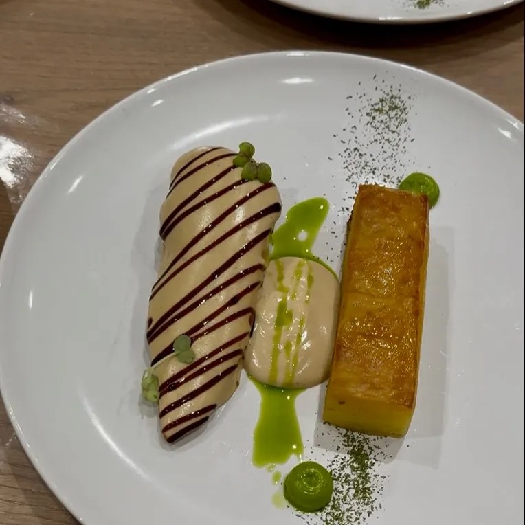 Image alt description