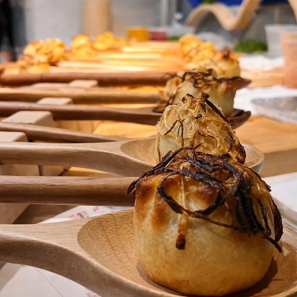 Image alt description