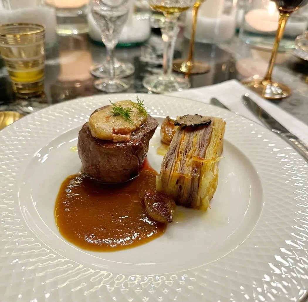 Image alt description