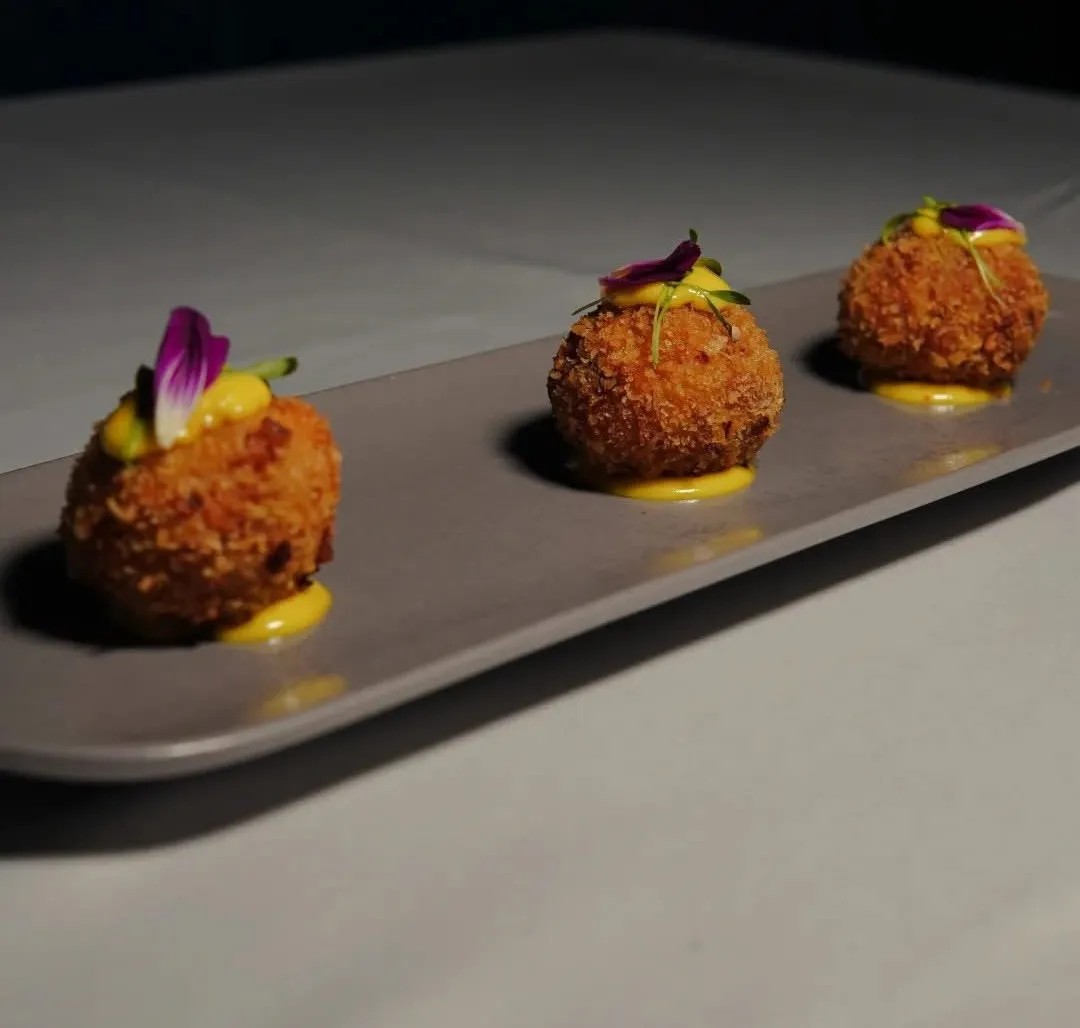 Image alt description