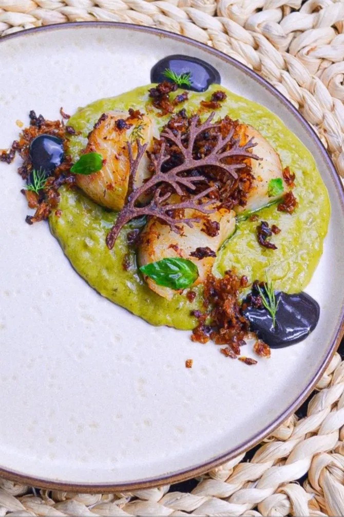 Image alt description