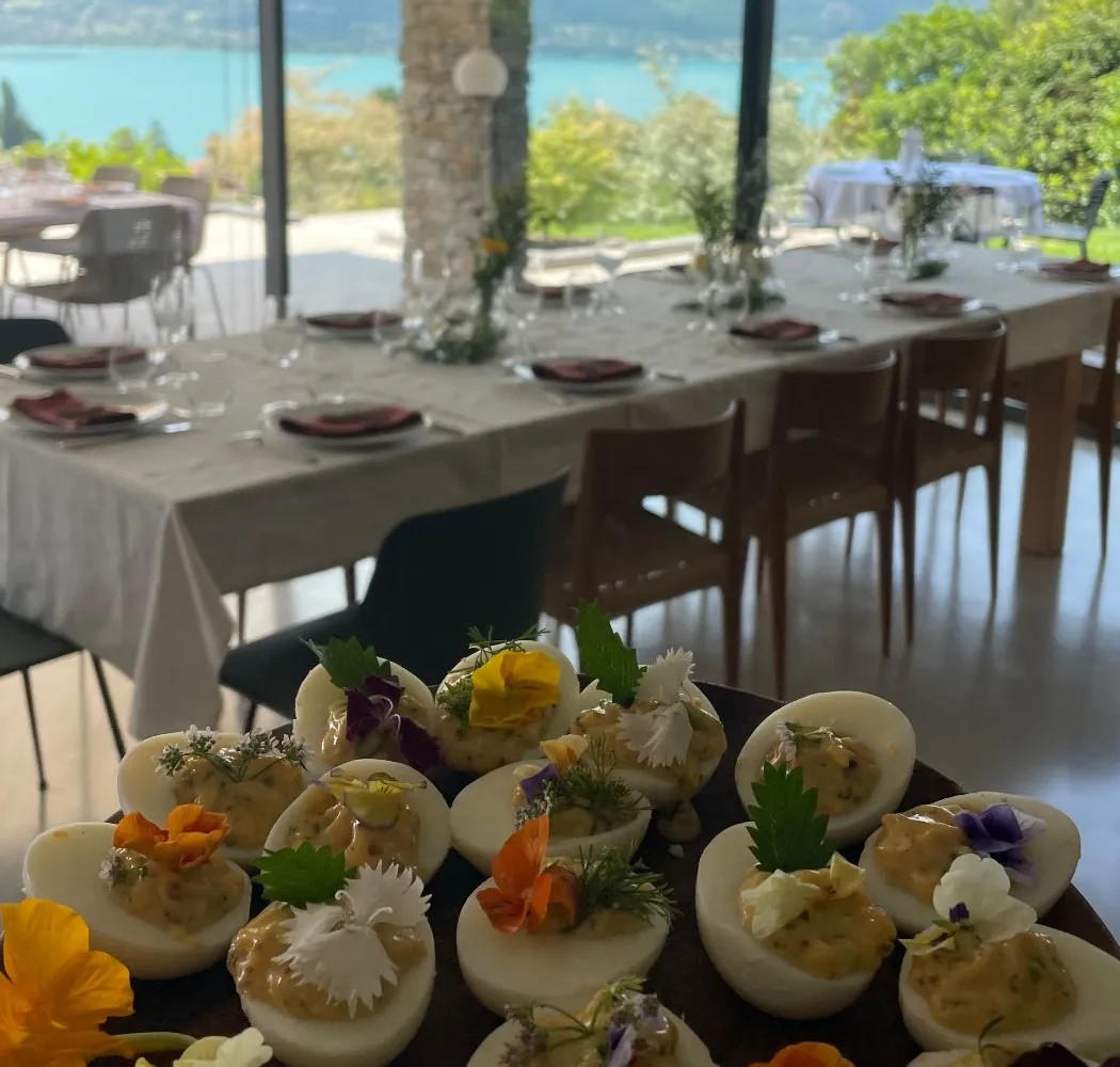 Image alt description