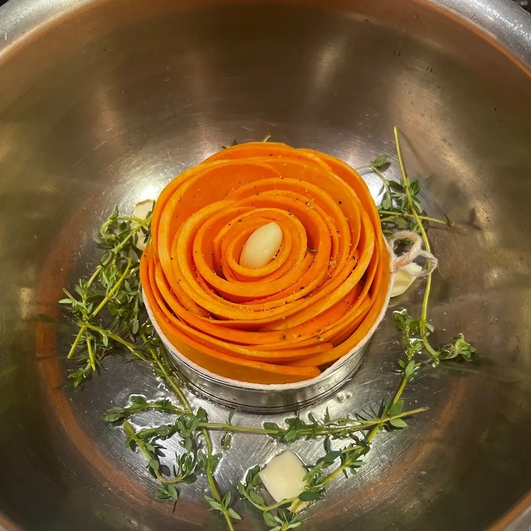 Image alt description