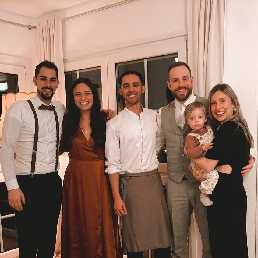 Image alt description