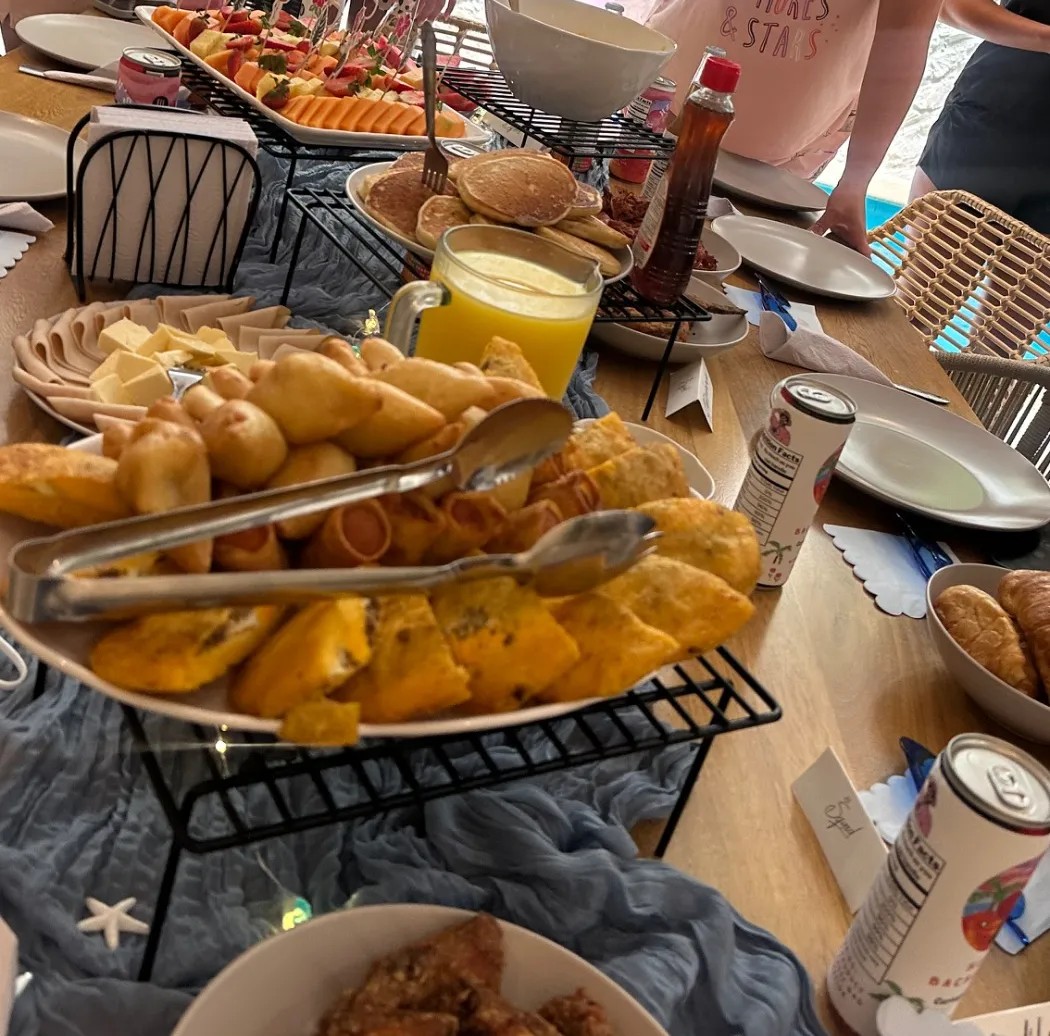 Image alt description