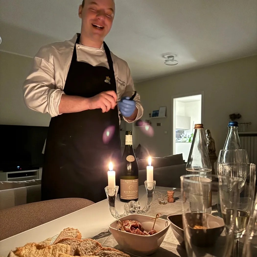 Image alt description