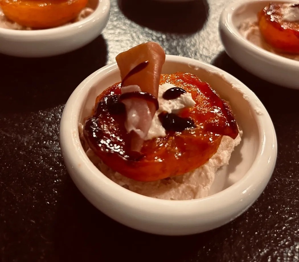 Image alt description