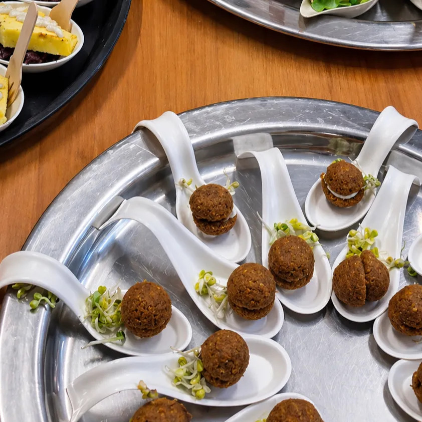 Image alt description