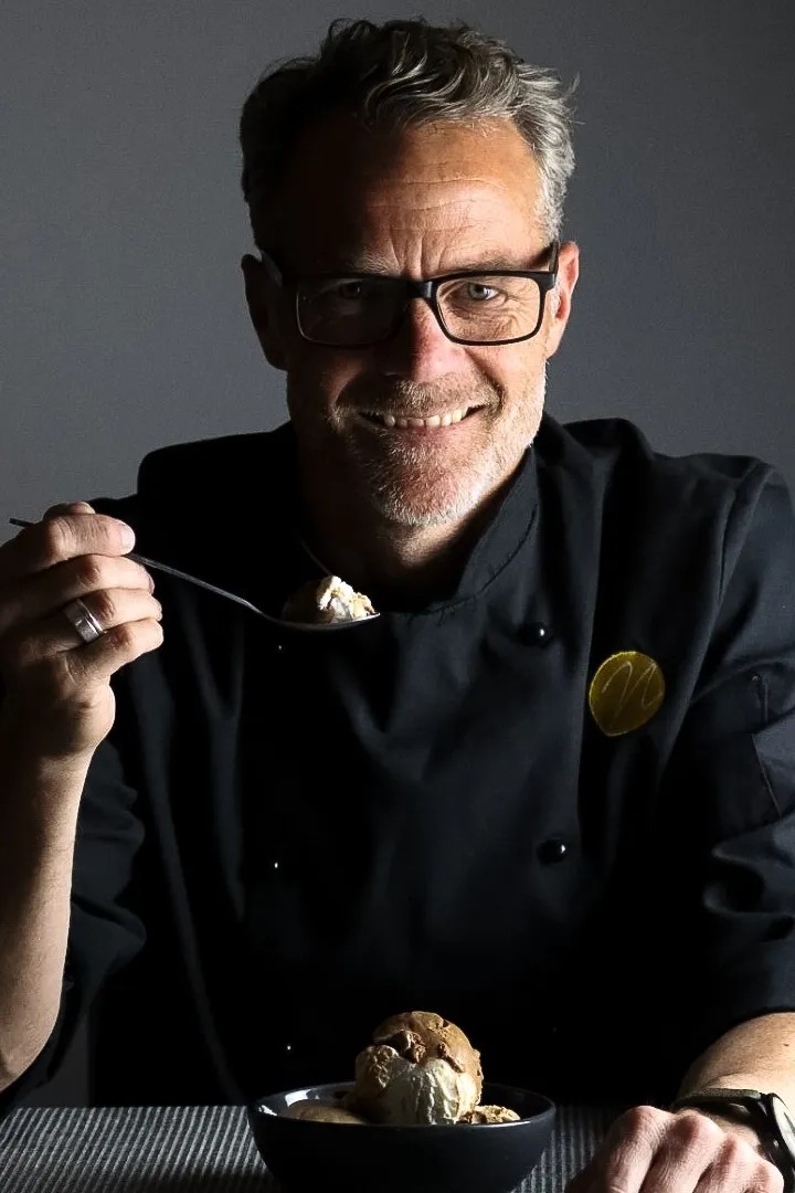 Image alt description