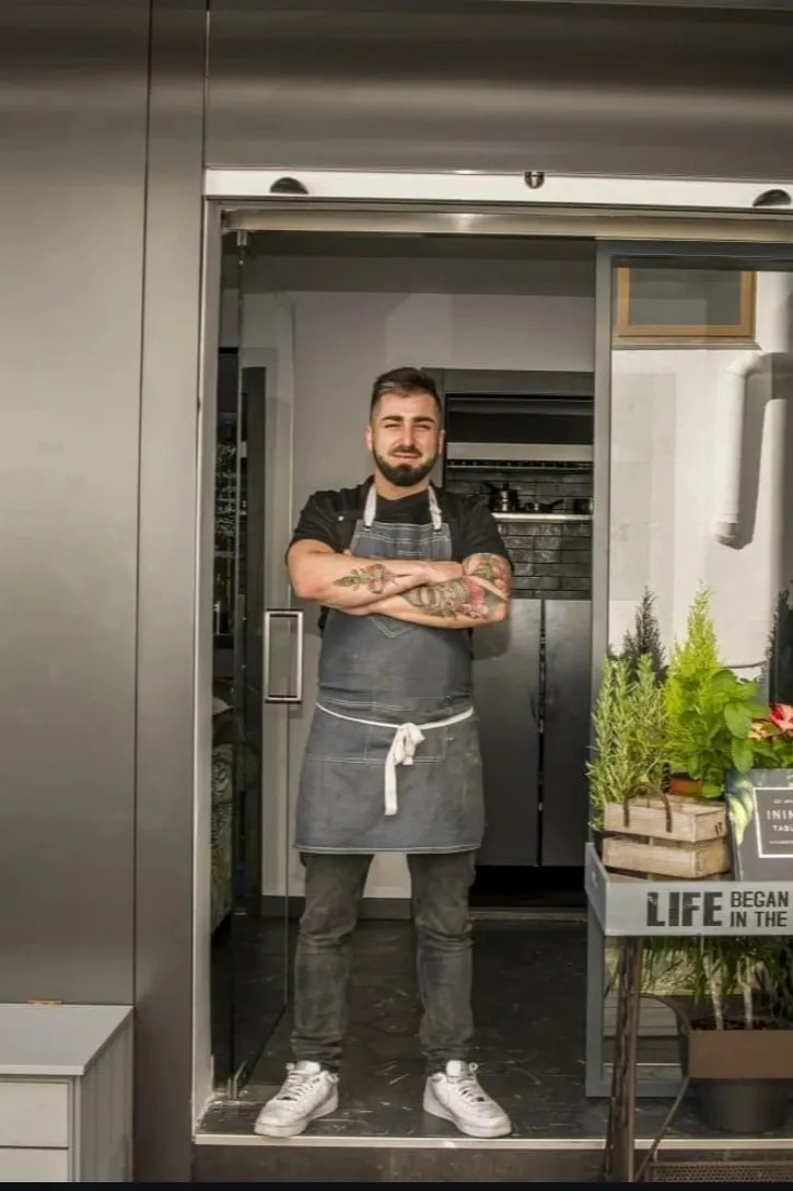 Image alt description