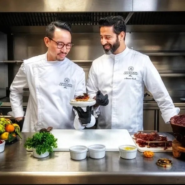 Image alt description