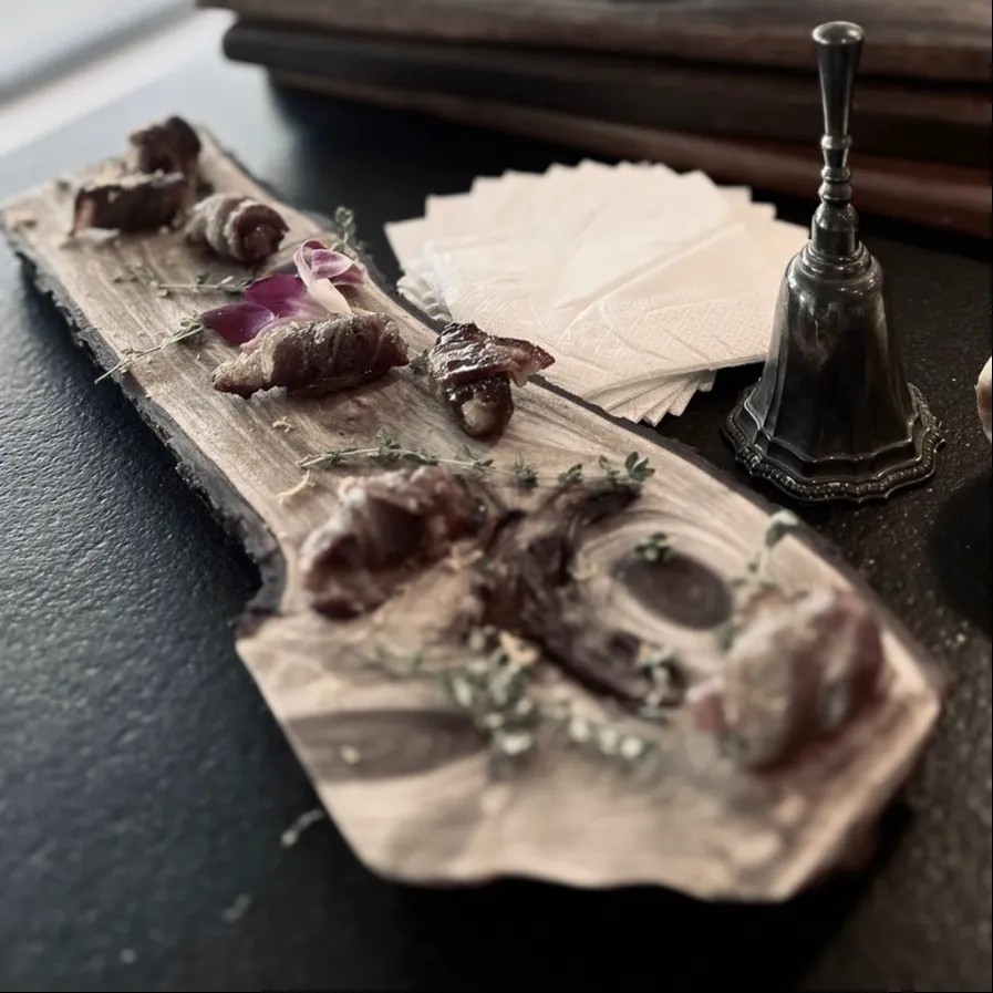 Image alt description