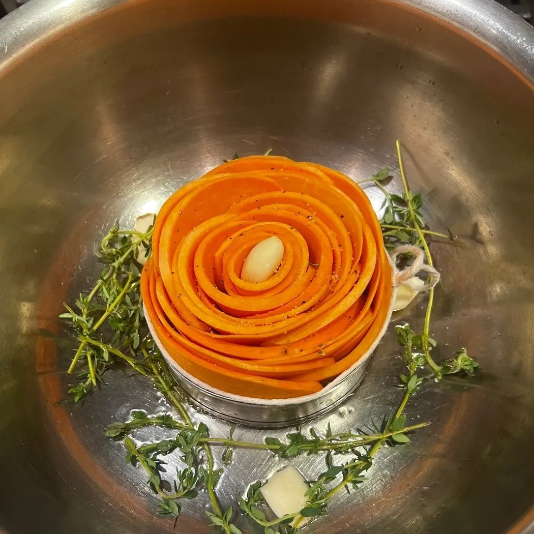 Image alt description