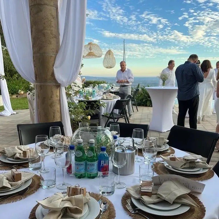 Image alt description