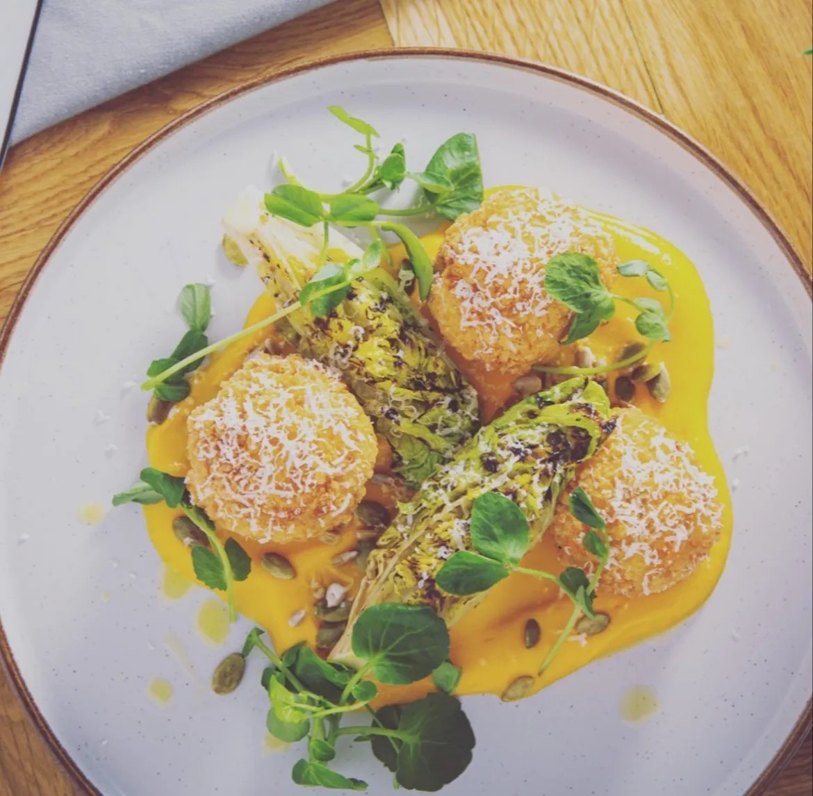 Image alt description