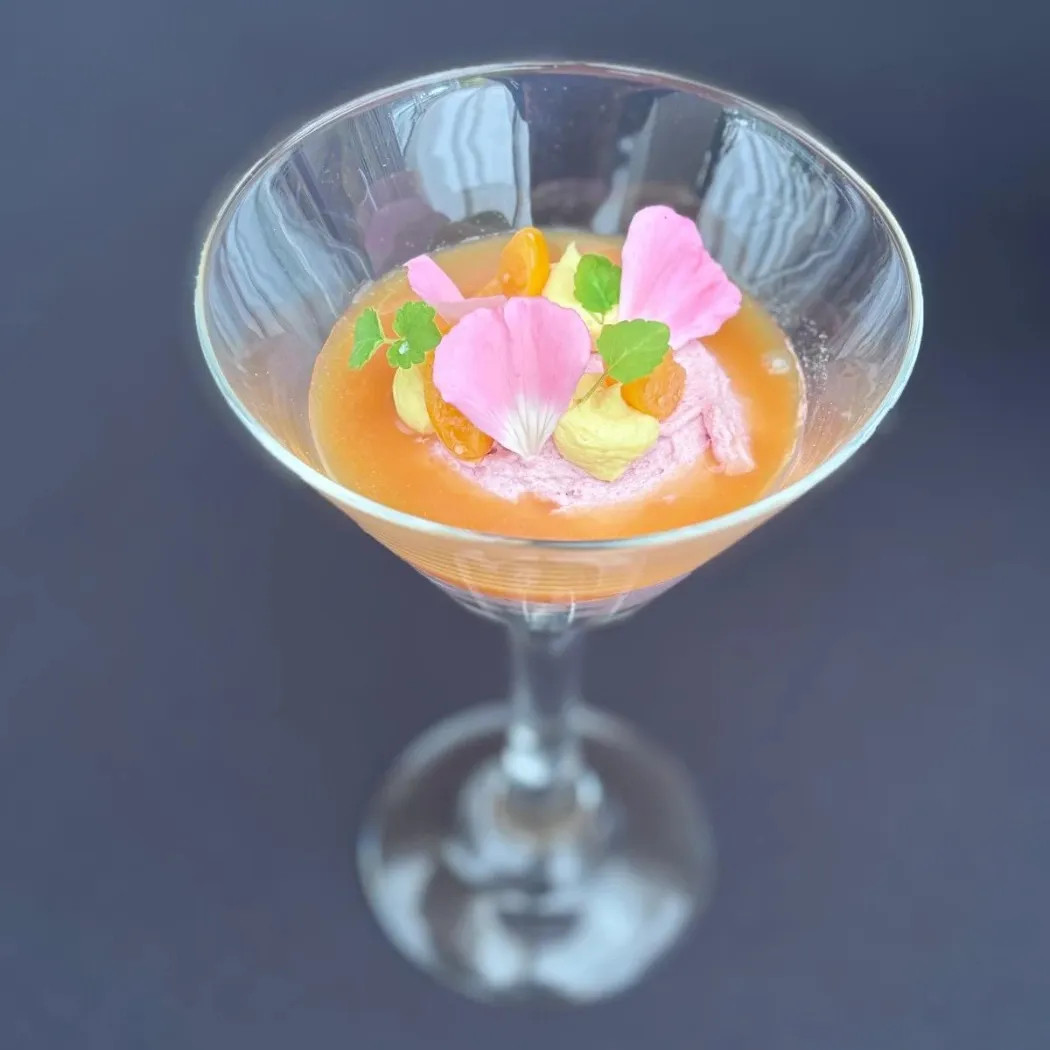 Image alt description