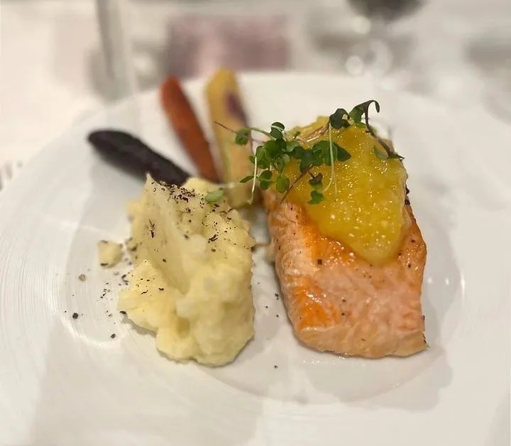 Image alt description