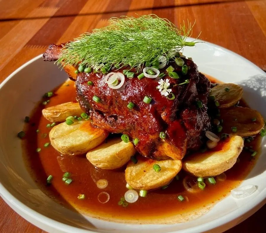 Image alt description