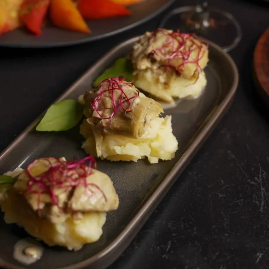 Image alt description