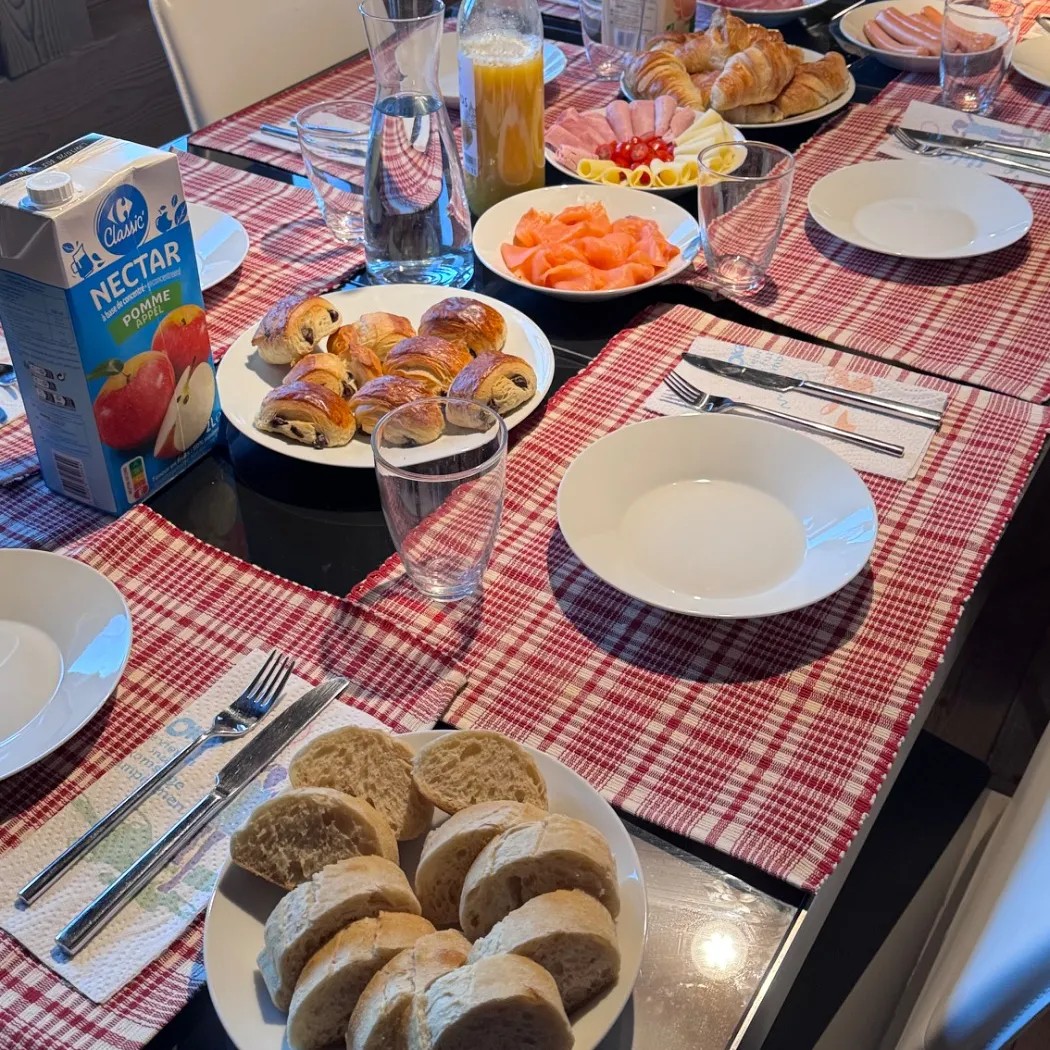 Image alt description