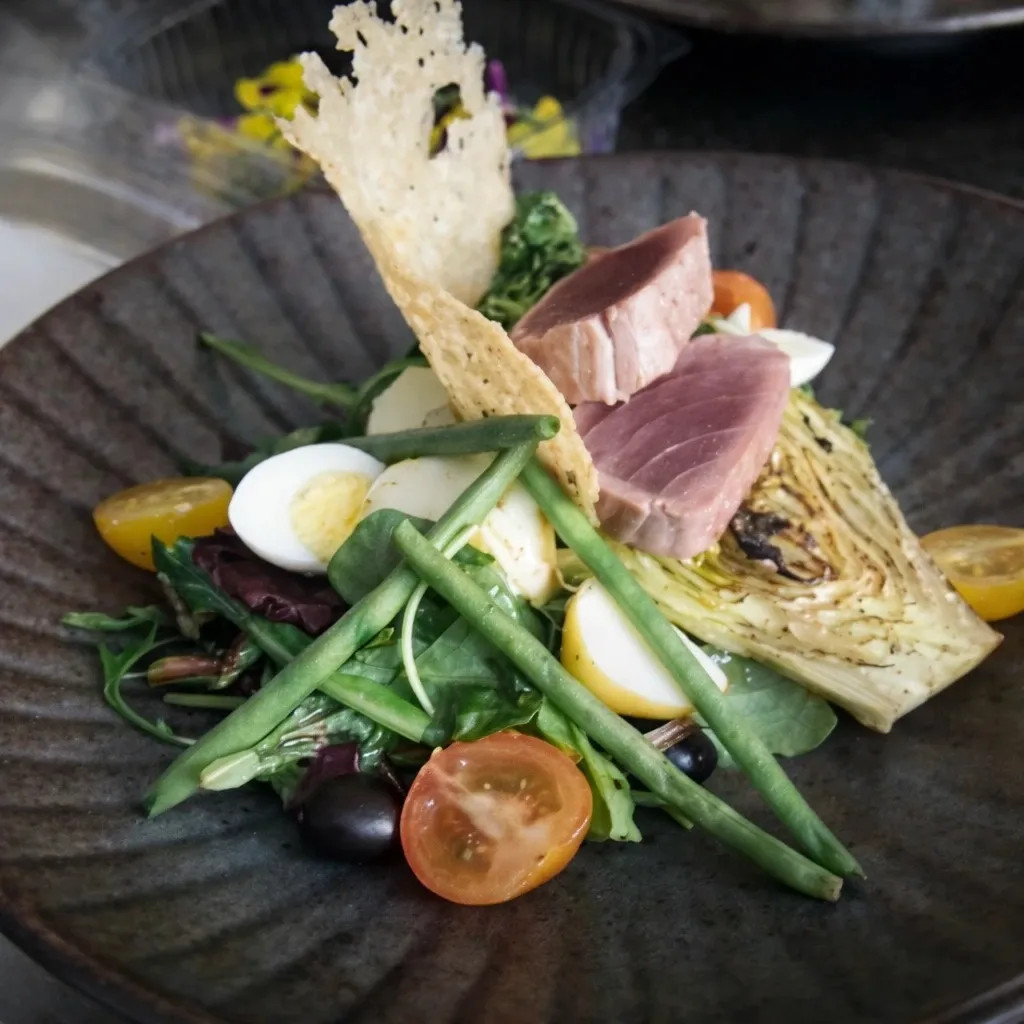 Image alt description