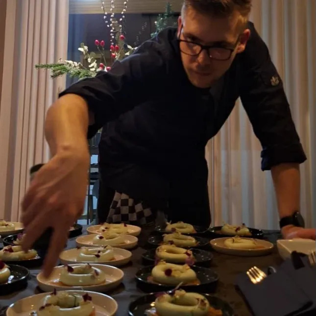 Image alt description