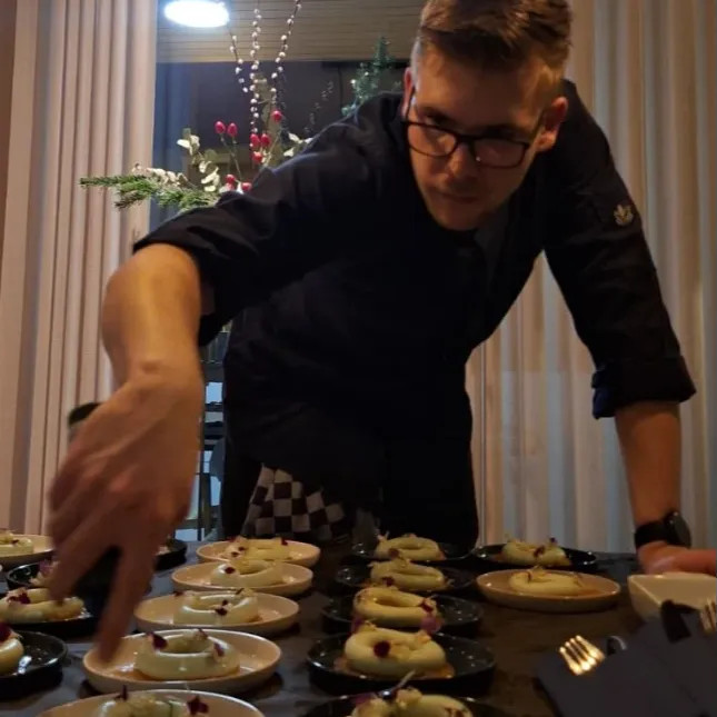 Image alt description