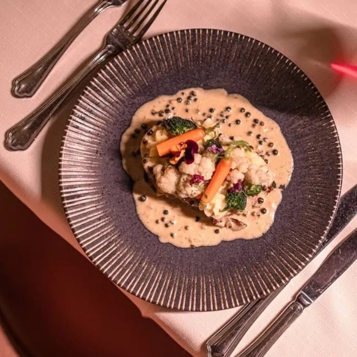 Image alt description