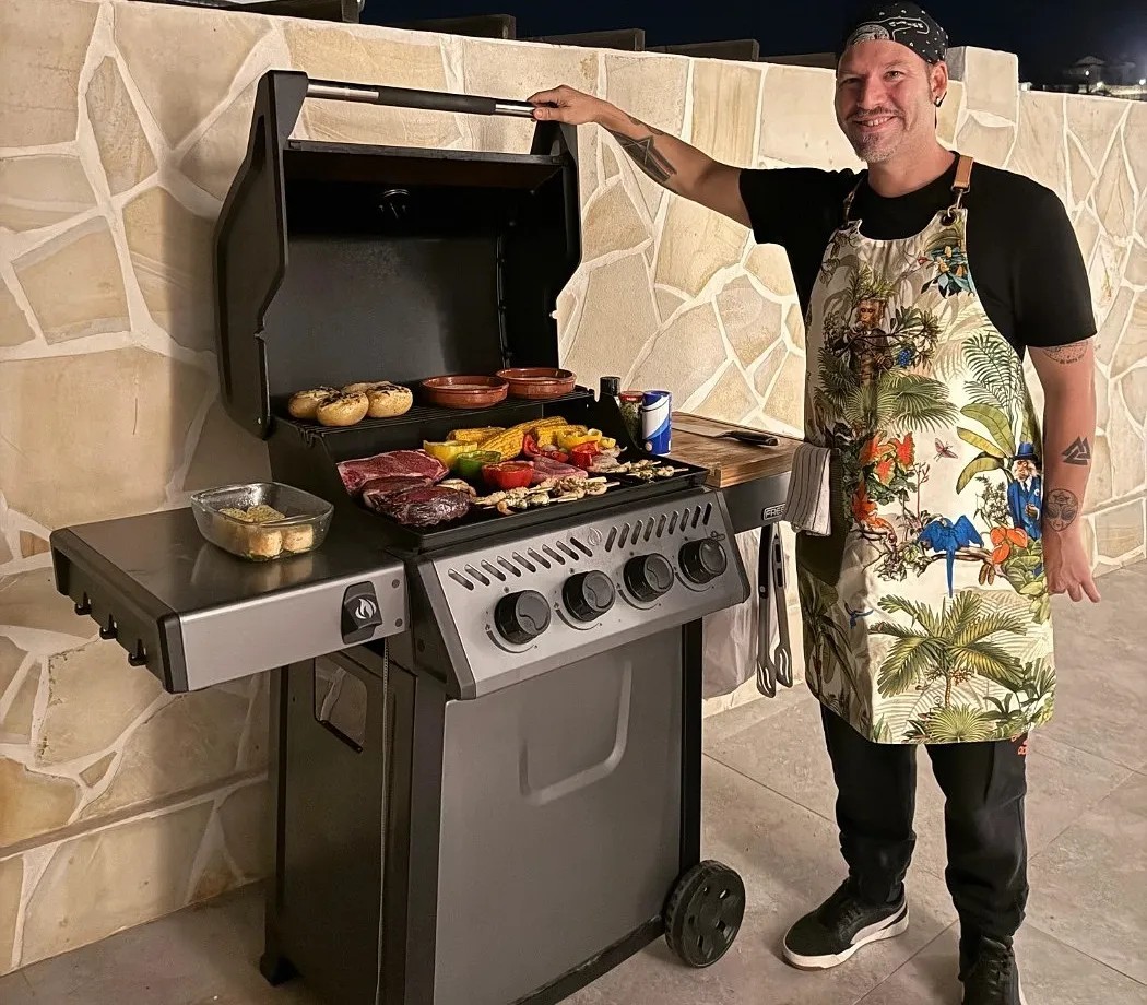 Image alt description