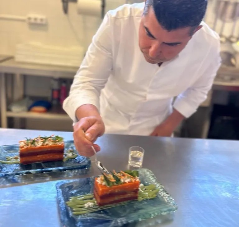 Image alt description