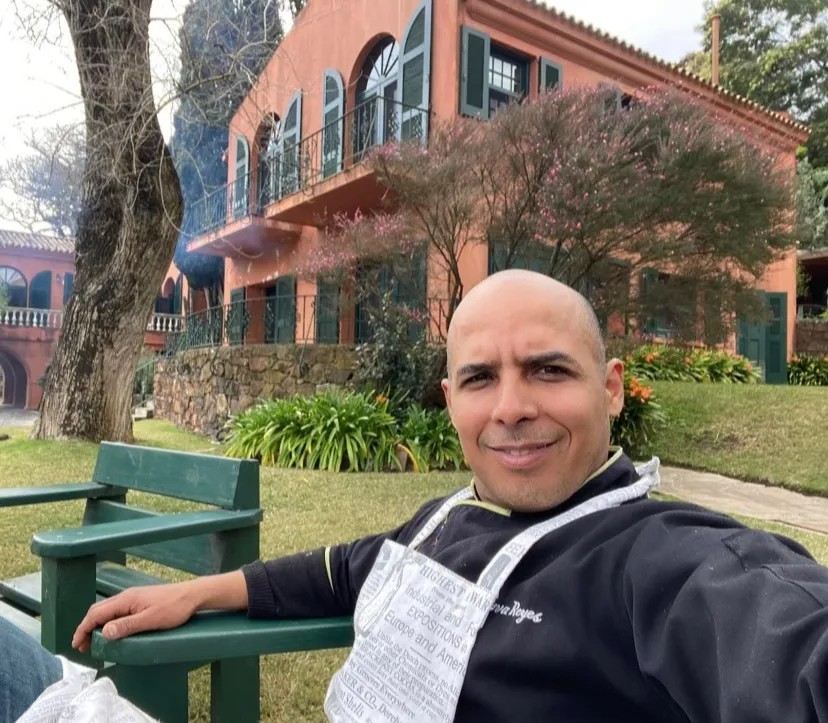 Image alt description