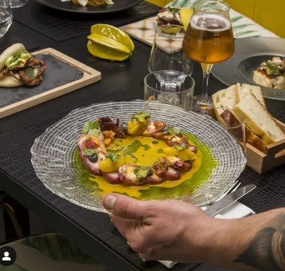 Image alt description