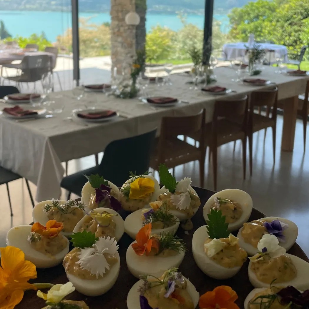 Image alt description