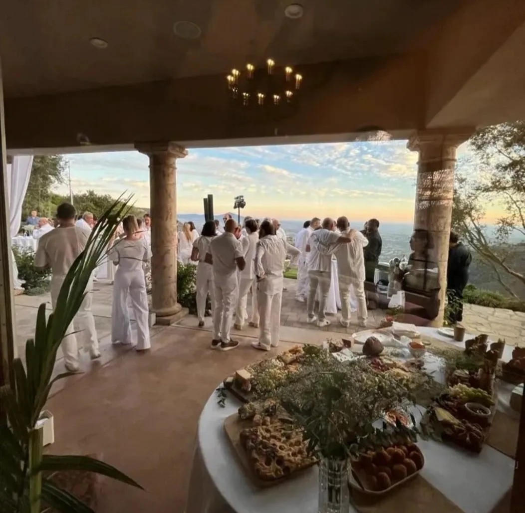 Image alt description