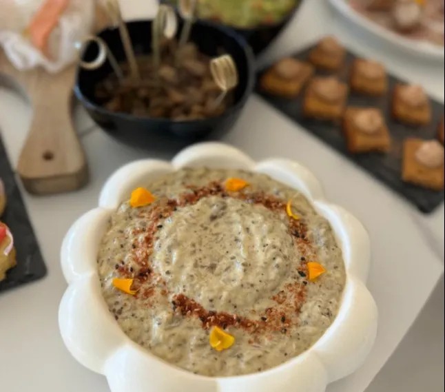 Image alt description