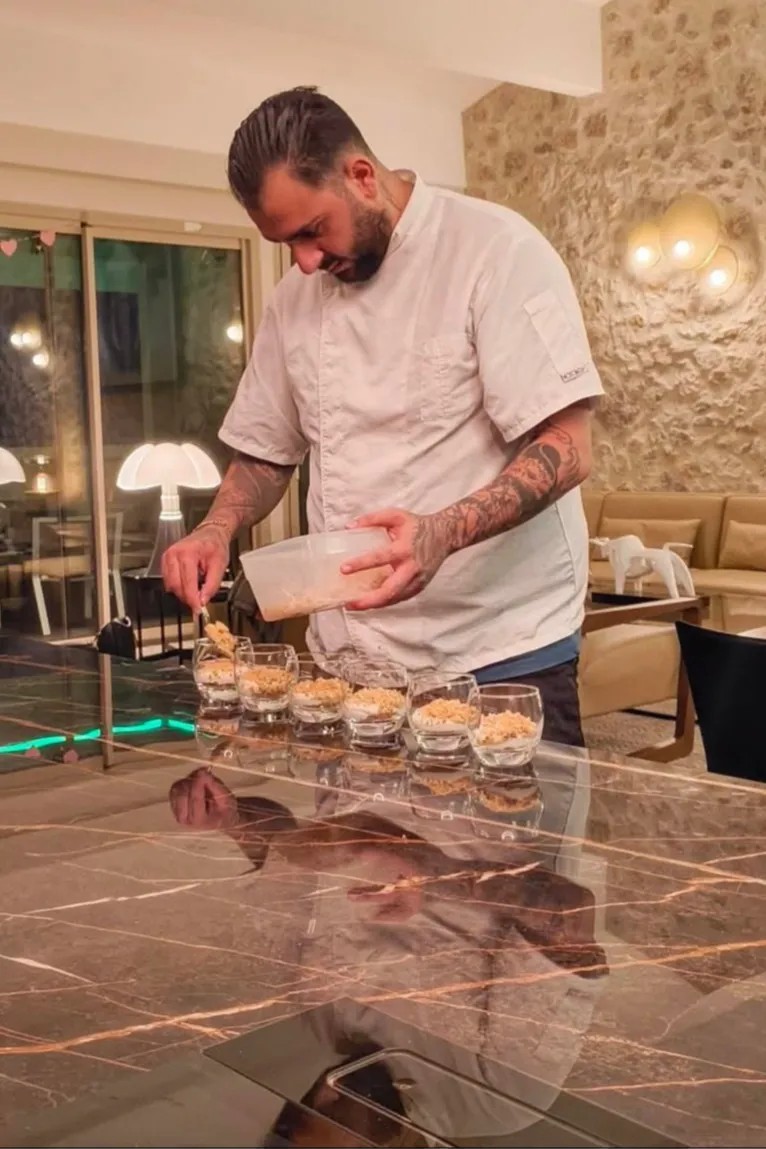 Image alt description